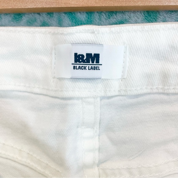 White Jean Shorts Denim Distressed Isabella Mis Rise Short NEW NWT Women’s Small - Picture 3 of 11